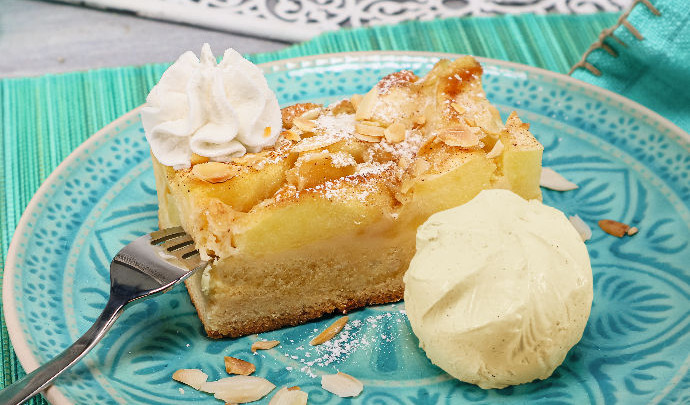 Vorportionierte Eiskugel mit Apfelkuchen