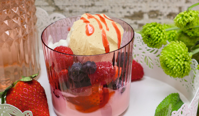 Vorportionierte Eiskugel mit Drink und Beeren