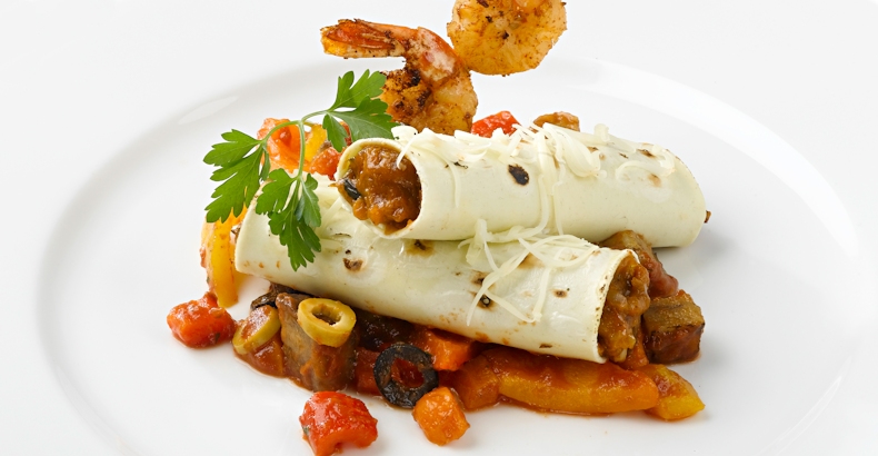 Cannelloni Mediterraneo mit Crevettenspiess an Olivenratatouille ...